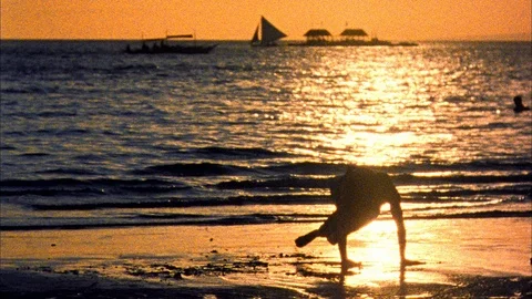 Retro looking footage of breakdancer on beach 스톡 동영상 118076796