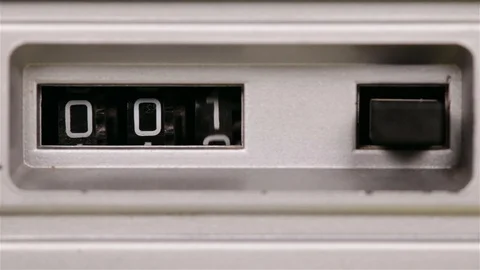 Retro mechanical counter counting up and reset at the end Video stock 90645308