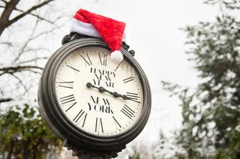 Retro old clock with text Happy New Year New York and Santa Claus hat on them Foto stock