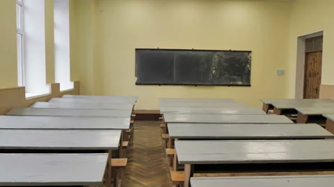 Retro, Outdated Light Classroom With Desks, Chalk Board And  Windows In School 库存影片 139593543