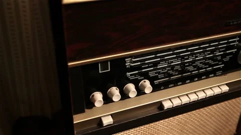 Retro radio, the man changes the frequency on the old radio receiver, the Vidéo 87454944