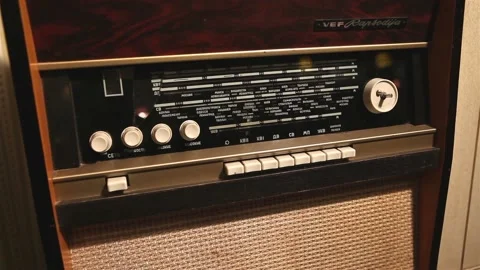 Retro radio, the man changes the frequency on the old radio receiver, the Видео 87454995