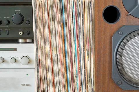 Retro receiver, amplifier stack of vinyl records near the sound speaker Foto stock