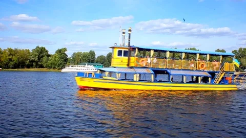 Retro ship on the river 库存影片 116091061