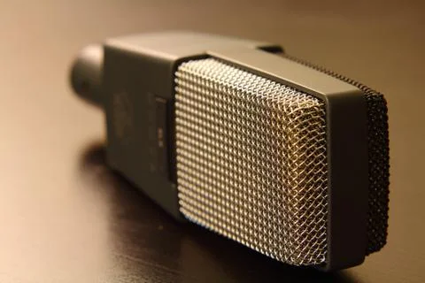 Retro Studio Microphone on Dark Table Top Foto stock