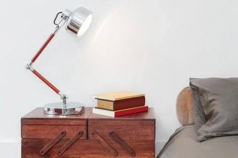 Retro Style Table With Lamp And Books Foto stock