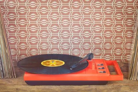 Retro styled image of a vintage record player with record albums in front o.. 库存照片