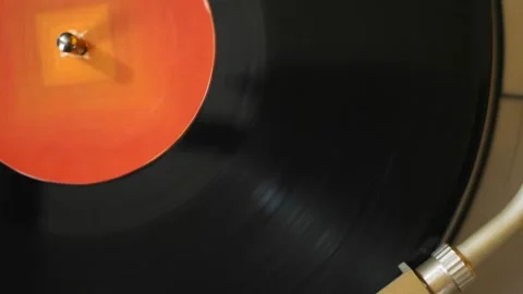 Retro turntable in which vinyl records are spinning, the needle moves, top view Stock Footage 232526426