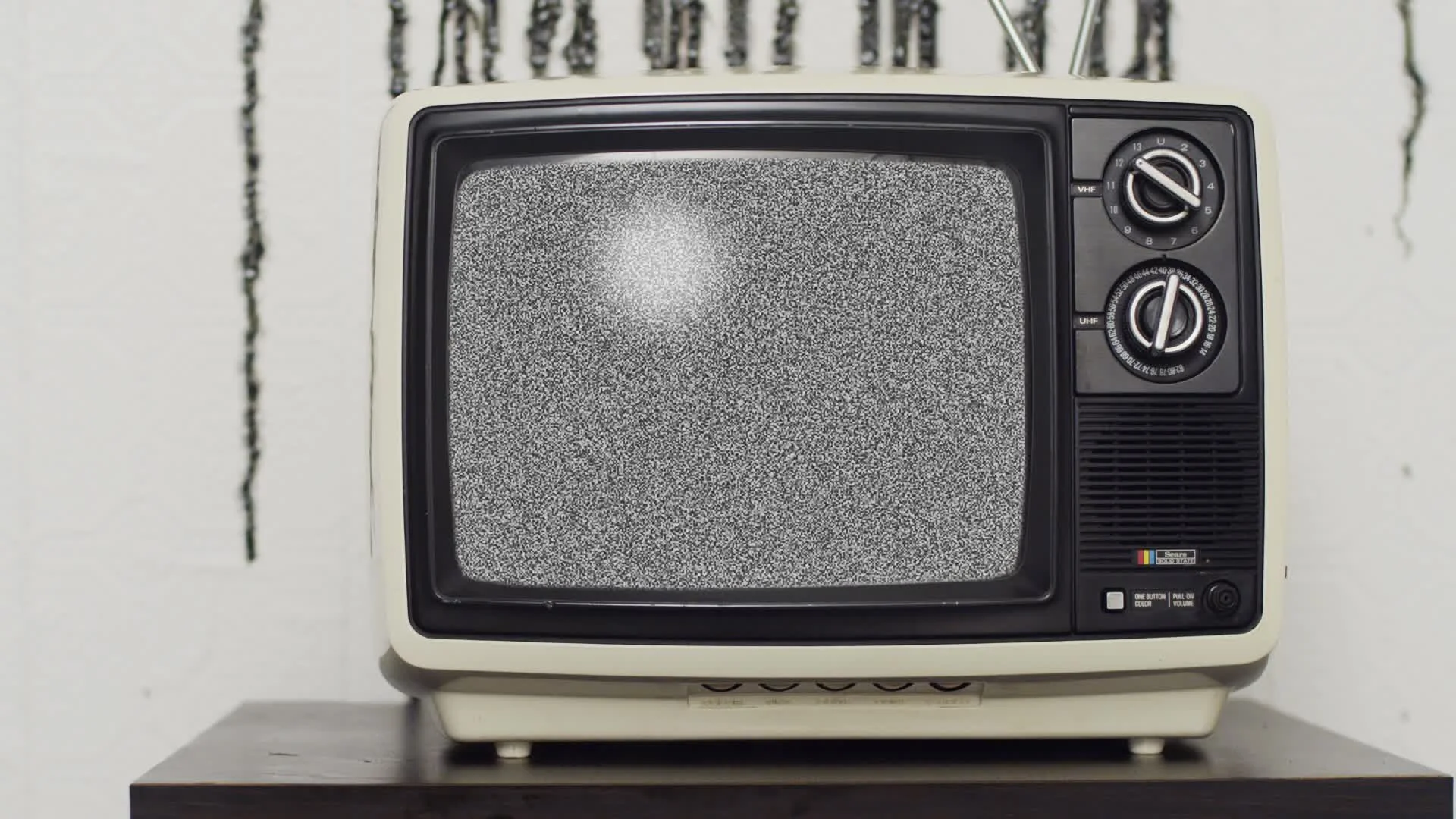 Старый телевизор с помехами