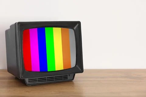 Retro TV set with test pattern on wooden table near white wall. Color bars .. 스톡 사진