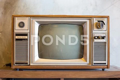 Retro tv with wooden case in room with vintage wallpaper on wood table Stock-Fotos