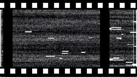 Retro VHS Tape Play Screen with Static Noise and Film Strip Border Vídeos de archivo 314390730