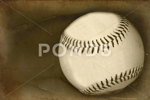 Retro vintage grungle stlye image of baseball and glove with aged effects Stock-Fotos