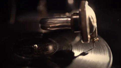 Retro vinyl player. disk is rotating. Vídeo Stock 125140055