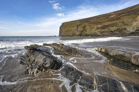Returning tide to Crackington Haven beach Foto stock