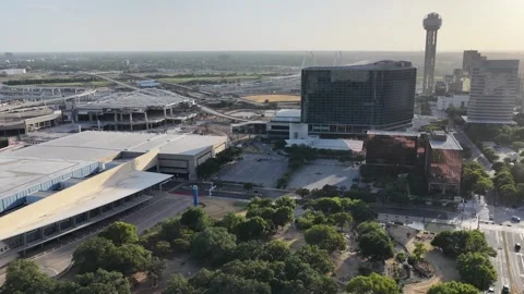 Reunion Tower beyond the Kay Bailey Hutchison Convention Center, Dallas aerial Vidéo 342500480