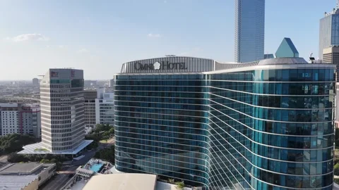 Reunion Tower reflected in a curtain wall above downtown Dallas, Texas aerial Vidéo 342497336