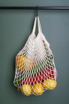 A reusable shopping string bag with vegetables and fruit from the supermarket Foto stock