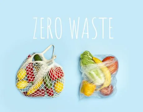 A reusable shopping string bag with vegetables and fruit from the supermarket Foto stock