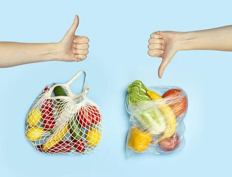 A reusable shopping string bag with vegetables and fruit from the supermarket Foto stock