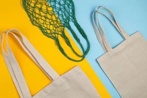 Reusable textile bag on a colored background. Top view flat lay copy space Foto stock