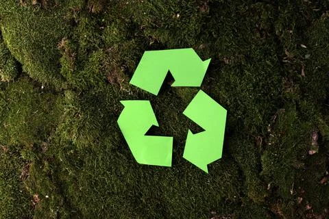 Reuse symbol on a background of moss. Zero waste lifestyle. 库存照片
