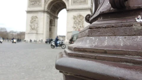 Reveal from a light post of the Arc De Triomphe Stock Footage 104254244