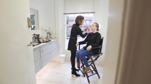 Reveal of make up artist working in studio Stock Footage 101717585