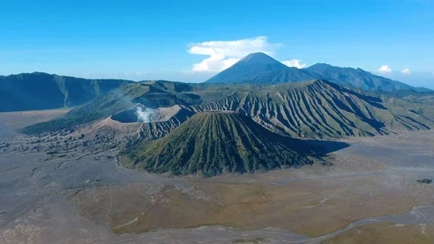 Reveal of Mount Bromo on Java, Malang, Indonesia Vídeo Stock 118917051