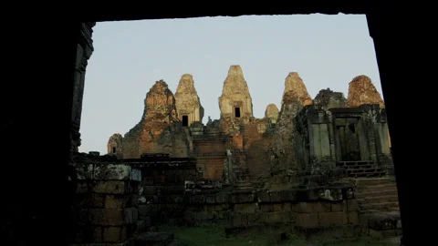 Revealing ancient Pre Rup temple ruins in Angkor Vídeo Stock 331949339