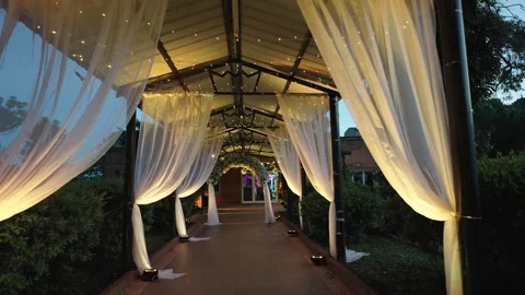 Revealing Backward Walk Through Elegant Wedding Venue Entrance With White Vidéo 332744799