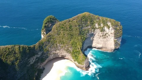 Revealing Kelingking Beach from surrounding cliffs, Nusa Penida, Indonesia Vídeo Stock 118917061
