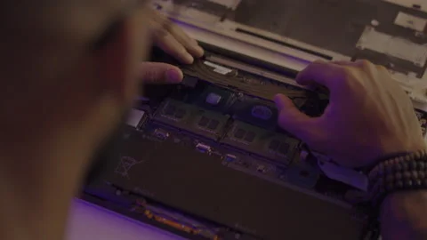 Revealing the microprocessor inside of a laptop Vídeo Stock 146687527