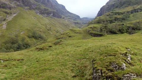 Revealing a stream hidden in a valley Video stock 139815093