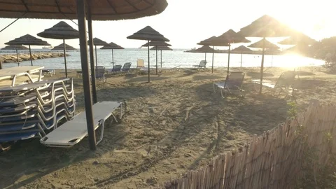 Reveals the beach through a Jib motion Video stock 91704962