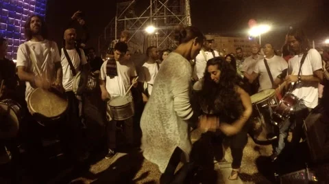 Revellers of the Samba Batucada of Juarez dos Santos dance Видео 48750148