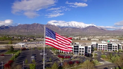 Reverse Aerial Fly Away of American Flag Over Business Park Vídeos de archivo 77703977