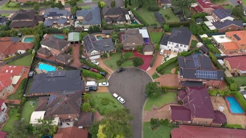 Reverse aerial flyover of a cul-de-sac with upmarket homes, Sydney, Australia 動画素材 264700077