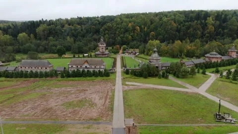 Reverse aerial view of wooden complex Vidéo 323974349