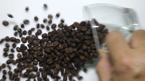 Reverse the coffee bean into the glass Video stock 318352006