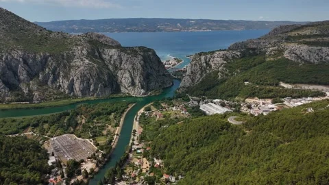 Reverse drone flight toward a dramatic mountain gorge in Croatia Vídeo Stock 345118622