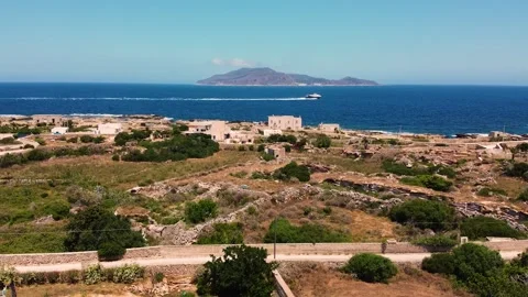 Reverse drone shot pulling back over Favignana island, Egadi Islands, Sicily Vídeos de archivo 333976932