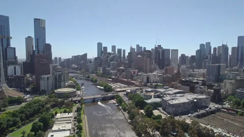 Reverse drone view on a sunny day of the Yarra River as ut runs through the Видео 331173511