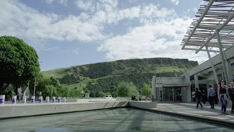 Reverse fast pan, Main visitor entrance to the Scottish Parliament, Edinburgh Vídeo Stock 79585523