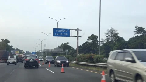 Reverse flow at an interconnecting toll road 스톡 동영상 280944816