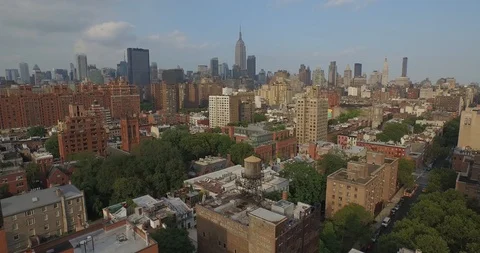 Reverse fly over of a New York City neighborhood Vídeos de archivo 107242835