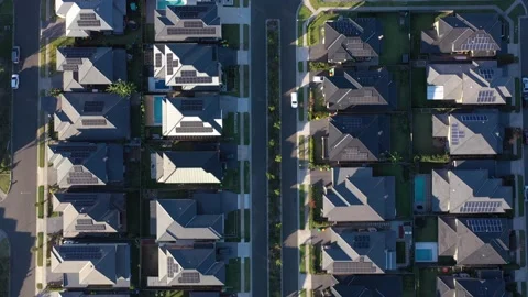 Reverse fly over of streets lined with similar sized modern Australian homes 動画素材 276515456