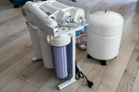 Reverse osmosis water purification system on floor before installation Fotos Stock