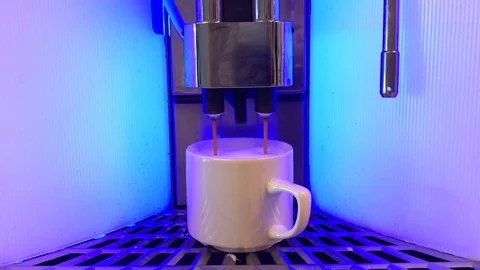 Reverse playback cappuccino coffee making slow Stockbeeldmateriaal 90784154