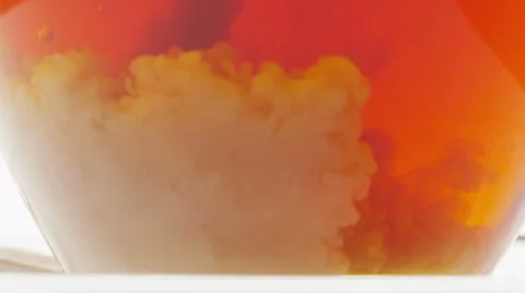 Reverse shot of milk being poured into a cup of tea Vidéo 44422451